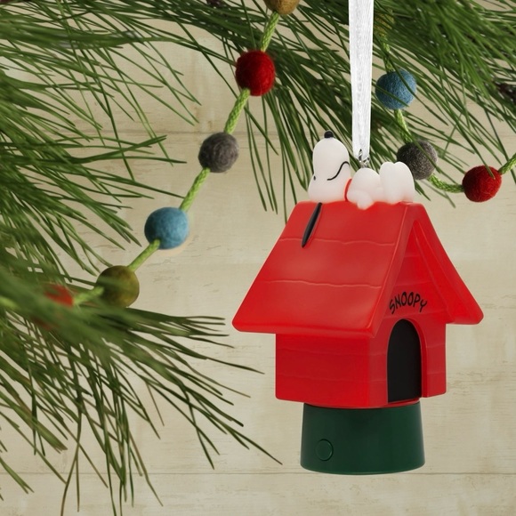 Hallmark Peanuts Snoopy on Doghouse with Light Ornament - Picture 1 of 10